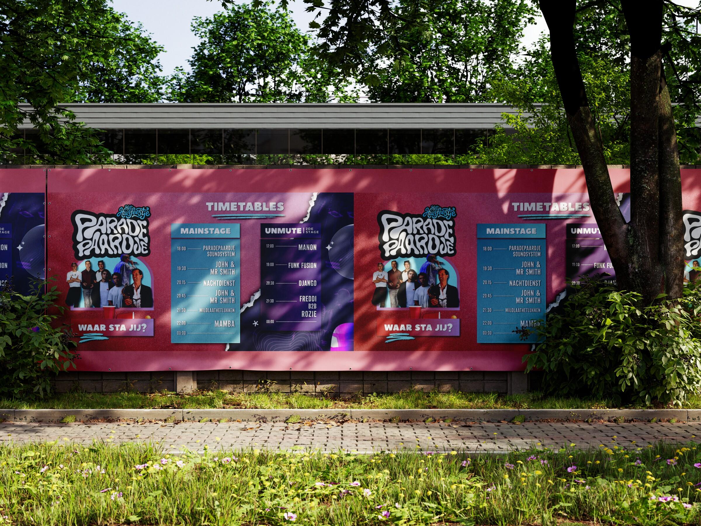 Mockup van het Paradepaardje-bouwhekdoek met timetable en line-up, in een park.
