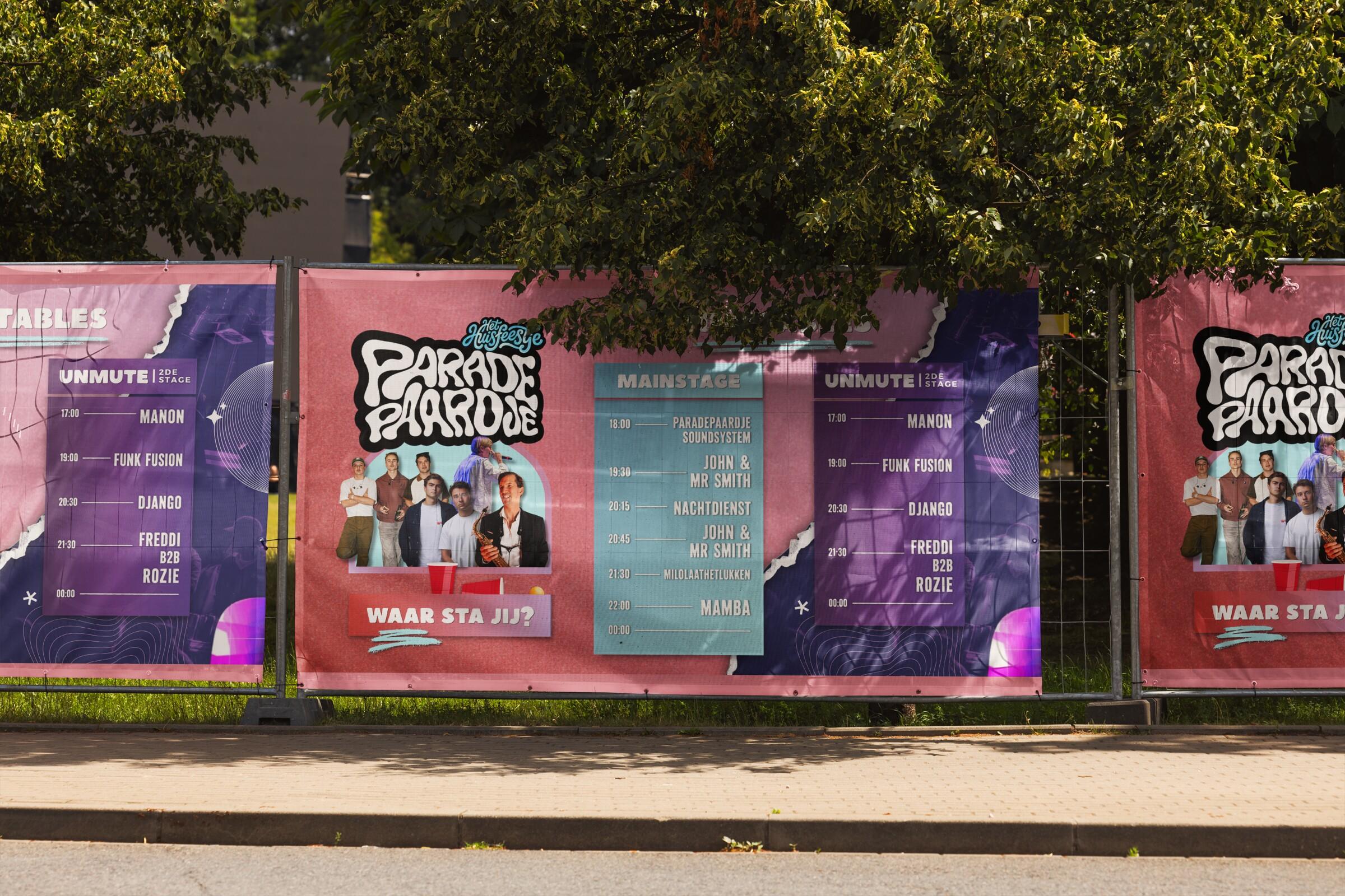Mockup van hetzelfde bouwhekdoek langs een stoep met bomen.