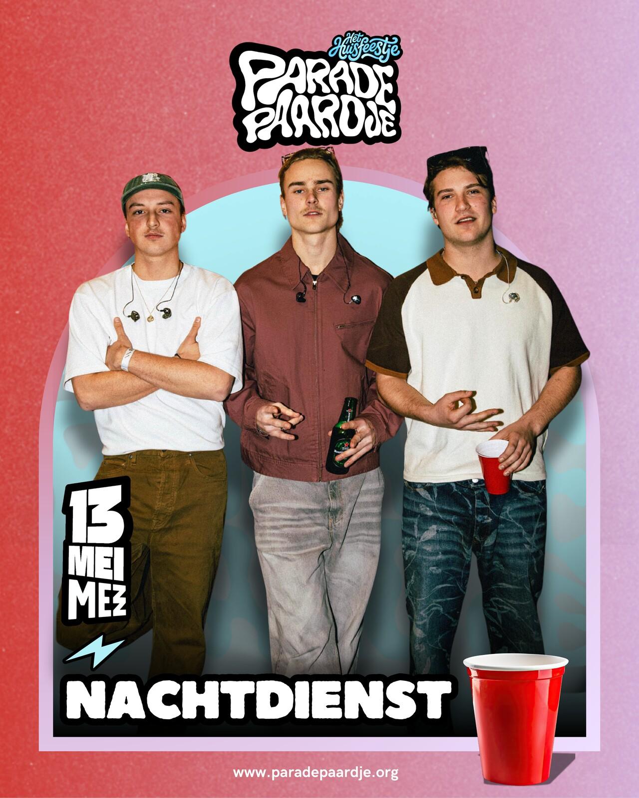 Line-up post voor Nachtdienst, drie jongens voor een roze achtergrond met een rode beker.