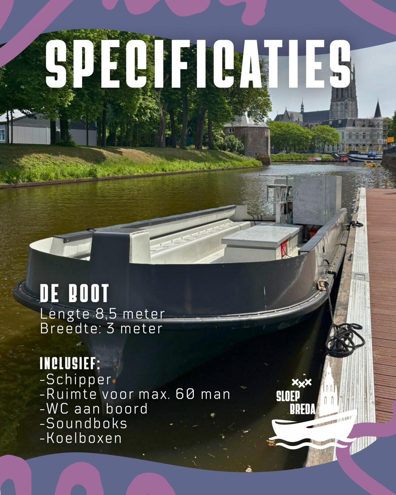 Post Specificaties: een sloep van 8,5 bij 3 meter voor maximaal 60 personen, met schipper, wc, soundboks en koelboxen. De lege sloep ligt aan een steiger.